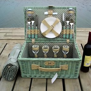 Premium Σετ Πικ Νικ για 4 Άτομα με Πορσελάνινα Πιάτα, Ποτήρια, Μαχαιροπήρουνα, Τραπεζομάντηλο σε Ψάθινο Kαλάθι Μεταφοράς με Yφασμάτινη Eπένδυση