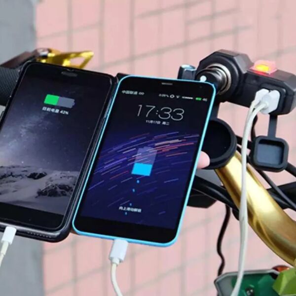 Αδιάβροχος Φορτιστής-Βολτόμετρο με Διπλή Θύρα USB για Μοτοσυκλέτα 12V Κόκκινος 