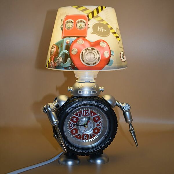 Παιδικό Επιτραπέζιο Φωτιστικό – Πορτατίφ με Ρολόι, Γατζάκια και Θερμό Λευκό Φωτισμό σε Σχέδιο Ρομπότ 