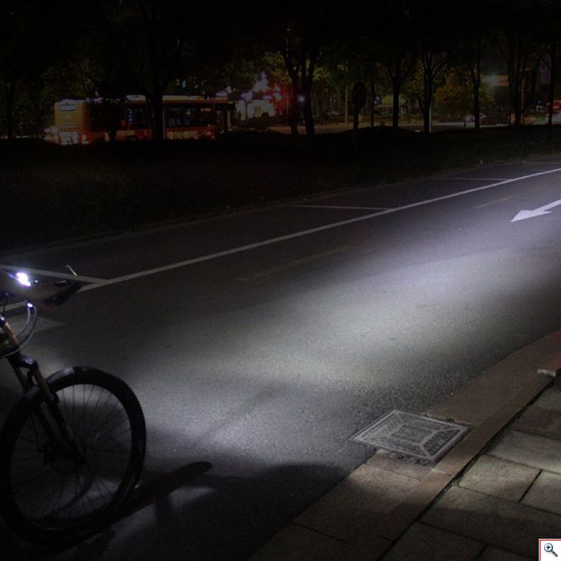 Το σετ περιέχει ισχυρή επαναφοτιζόμενη κόρνα 140dB, με 5 διαφορετικούς ήχους που ενσωματώνει και ειδικό φακό - εμπρόσθιο λαμπτήρα πορείας LED υψηλής πραγματικής φωτεινότητας 350 Lumens για το τιμόνι του ποδηλάτου και πολύχρωμο φωτάκι οπισθοπορείας 7 λειτουργιών για να σας βλέπουν και από πίσω.