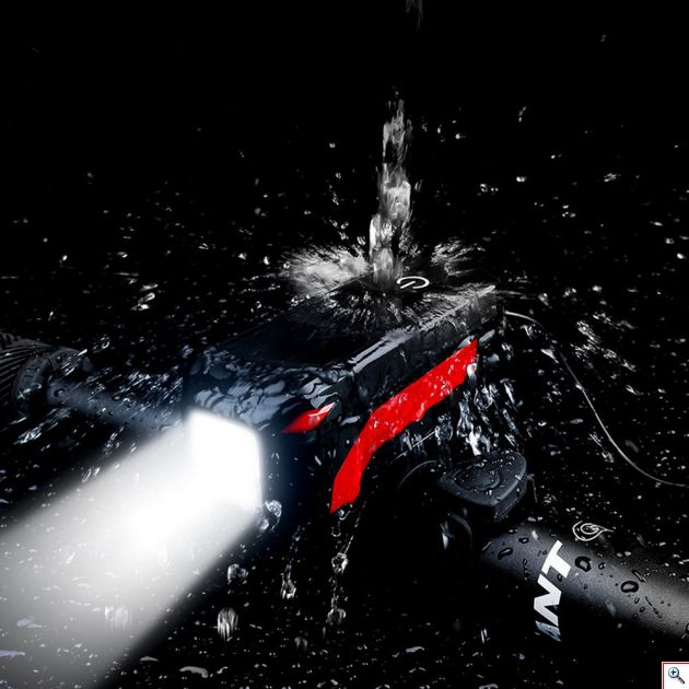 Το σετ περιέχει ισχυρή επαναφοτιζόμενη κόρνα 140dB, με 5 διαφορετικούς ήχους που ενσωματώνει και ειδικό φακό - εμπρόσθιο λαμπτήρα πορείας LED υψηλής πραγματικής φωτεινότητας 350 Lumens για το τιμόνι του ποδηλάτου και πολύχρωμο φωτάκι οπισθοπορείας 7 λειτουργιών για να σας βλέπουν και από πίσω.