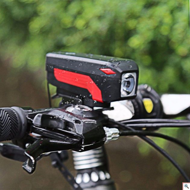 Το σετ περιέχει ισχυρή επαναφοτιζόμενη κόρνα 140dB, με 5 διαφορετικούς ήχους που ενσωματώνει και ειδικό φακό - εμπρόσθιο λαμπτήρα πορείας LED υψηλής πραγματικής φωτεινότητας 350 Lumens για το τιμόνι του ποδηλάτου και πολύχρωμο φωτάκι οπισθοπορείας 7 λειτουργιών για να σας βλέπουν και από πίσω.