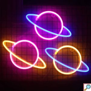 LED Επιτοίχιο Διακοσμητικό Φωτιστικό Neon με Τροφοδοσία USB ή Μπαταρίες με Σχέδιο Πλανήτης Κρόνος σε Ροζ και Κίτρινο Χρώμα