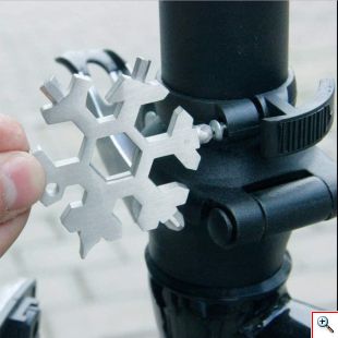 Πολυλειτουργικό 18 σε 1 Φορητό Εργαλείο - Ανοιχτήρι σε Σχήμα Νιφάδας Χιονιού με Μπρελόκ