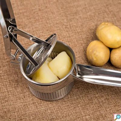 Εργονομική Μεταλλική Ισχυρή Πρέσα Πουρέ για Πατάτες, Φρούτα ή Λαχανικά - Πολτοποιητής / Αποχυμωτής με Μεγάλο Δοχείο 9x9x6,5εκ - Potato Ricer Press Masher