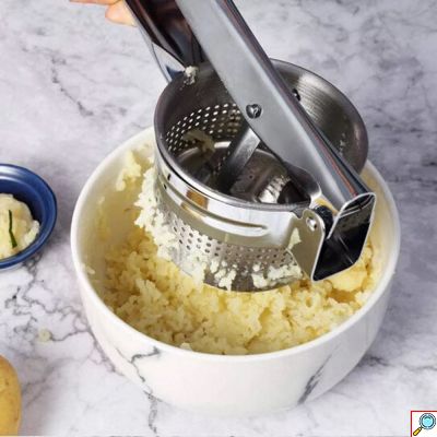 Εργονομική Μεταλλική Ισχυρή Πρέσα Πουρέ για Πατάτες, Φρούτα ή Λαχανικά - Πολτοποιητής / Αποχυμωτής με Μεγάλο Δοχείο 9x9x6,5εκ - Potato Ricer Press Masher