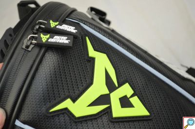 Carbon Σκληρός Σάκος Ουράς 11L Μηχανής / Μοτοσυκλέτας Motocentric & Τσαντάκι Ώμου με Ανακλαστικές Λωρίδες - Πράσινο Σήμα - Tail Bag