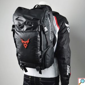 Υπερανθεκτική Αδιάβροχη Επεκτεινόμενη Τσάντα - Σακίδιο Πλάτης Κράνους Μηχανής Motocentric® σε Διάφορα Χρώματα