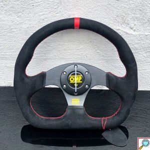 Αγωνιστικό Τιμόνι 320mm σε Σχήμα D με Μαύρη Σουέντ Επένδυση και Κόκκινη Ραφή - OMP