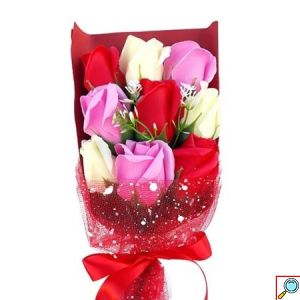 Μπουκέτο με τριαντάφυλλα σε κουτί δώρου 36cm – ροζ