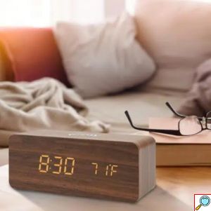 Επιτραπέζιο Ξύλινο Ρολόι – Ξυπνητήρι με Ασύρματη Φόρτιση Κινητού και Ανιχνευτή Κίνησης – Καφέ 
